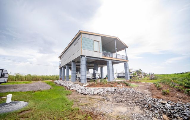 118 Hebert Ln, Grand Isle, LA 70358