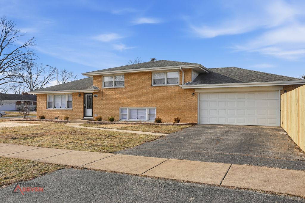 Image 1 of property listing at 5500 W 83rd Place, Burbank, IL 60459