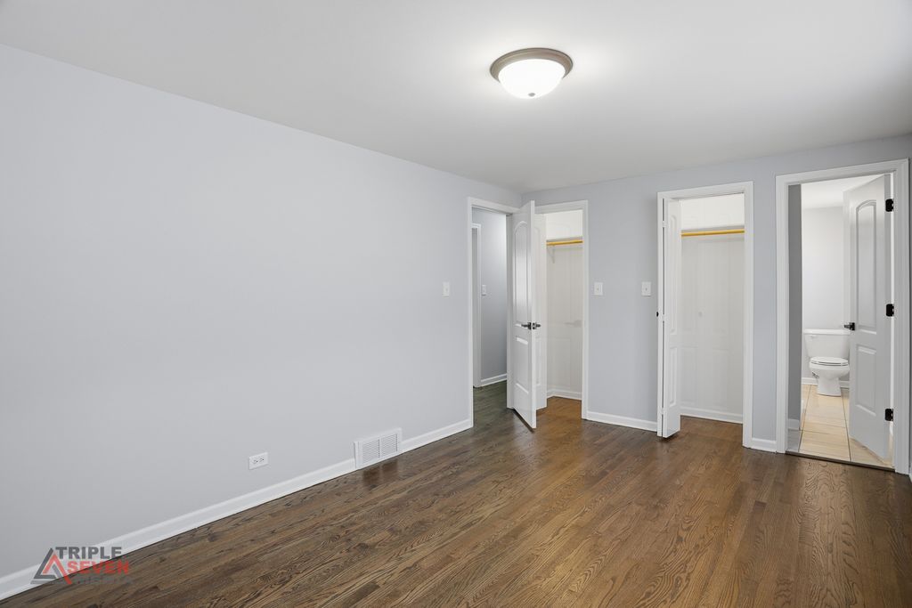 Image 15 of property listing at 5500 W 83rd Place, Burbank, IL 60459