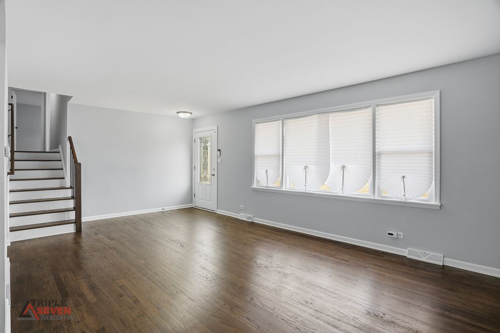 Image 3 of property listing at 5500 W 83rd Place, Burbank, IL 60459