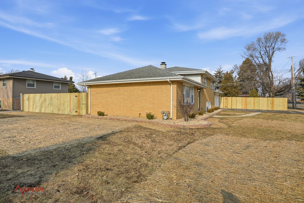 Image 32 of property listing at 5500 W 83rd Place, Burbank, IL 60459