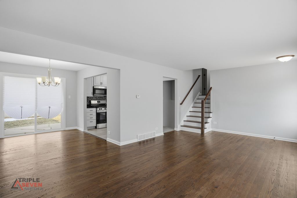 Image 5 of property listing at 5500 W 83rd Place, Burbank, IL 60459