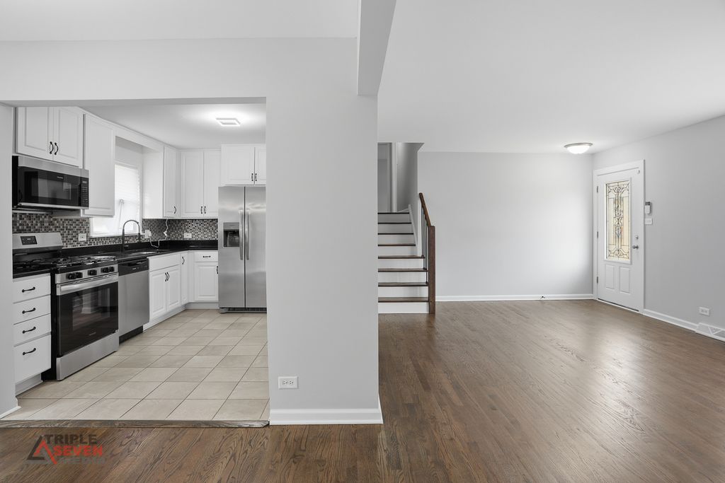 Image 7 of property listing at 5500 W 83rd Place, Burbank, IL 60459