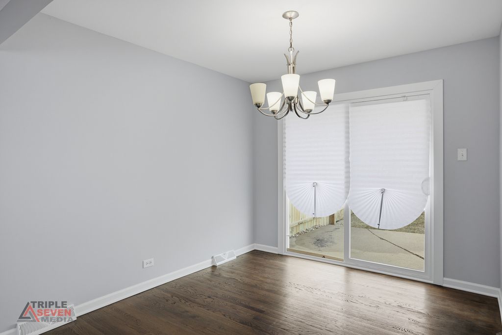 Image 9 of property listing at 5500 W 83rd Place, Burbank, IL 60459