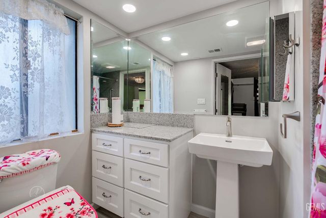 4165 Pinewood Lake Drive, Bakersfield, CA 93309