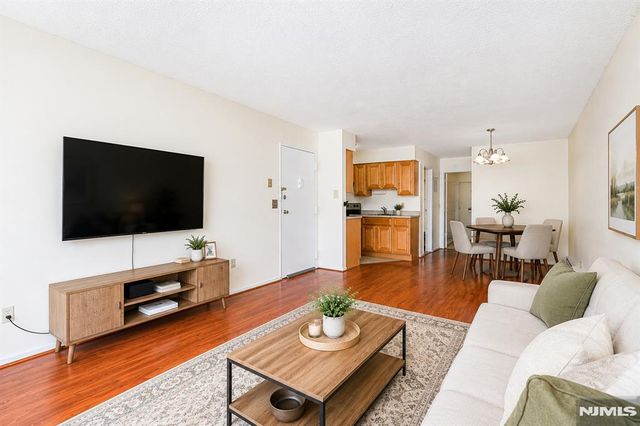 412 68th Street 17, Guttenberg, NJ 07093