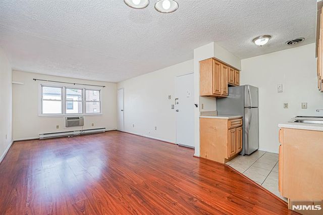 412 68th Street 17, Guttenberg, NJ 07093