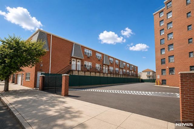 412 68th Street 17, Guttenberg, NJ 07093