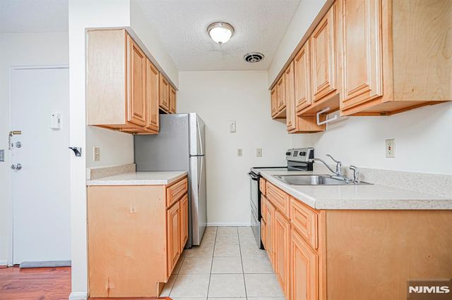 412 68th Street 17, Guttenberg, NJ 07093