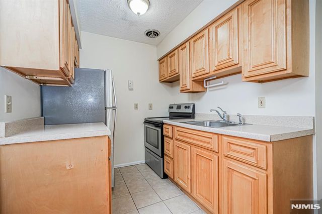 412 68th Street 17, Guttenberg, NJ 07093