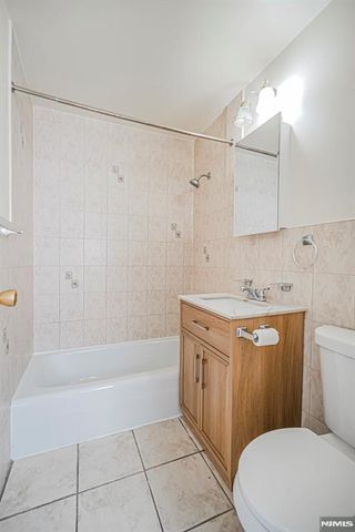 412 68th Street 17, Guttenberg, NJ 07093