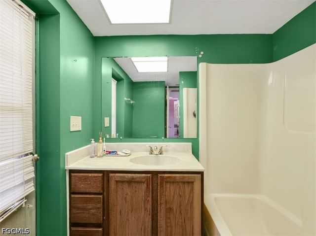 209 NE 9th CT, Cape Coral, FL 33909