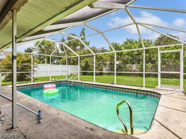 209 NE 9th CT, Cape Coral, FL 33909