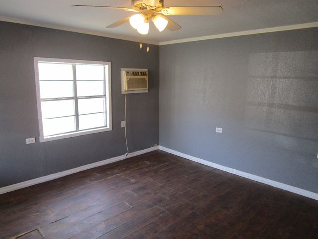 905 Wallis Avenue, Santa Anna, TX 76878