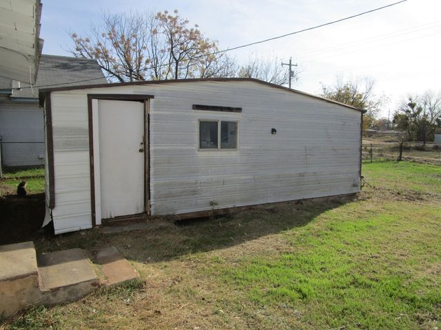 905 Wallis Avenue, Santa Anna, TX 76878