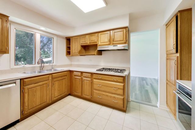 10S324 Hampshire Lane, Willowbrook, IL 60527