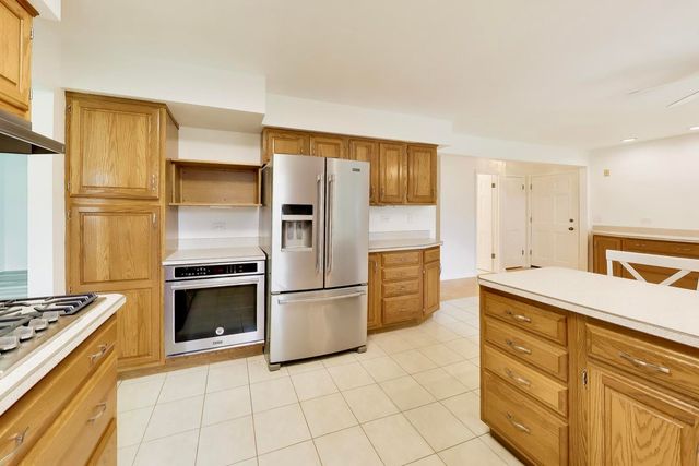10S324 Hampshire Lane, Willowbrook, IL 60527