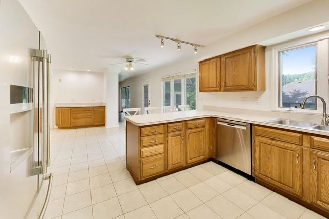 10S324 Hampshire Lane, Willowbrook, IL 60527
