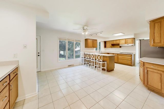 10S324 Hampshire Lane, Willowbrook, IL 60527