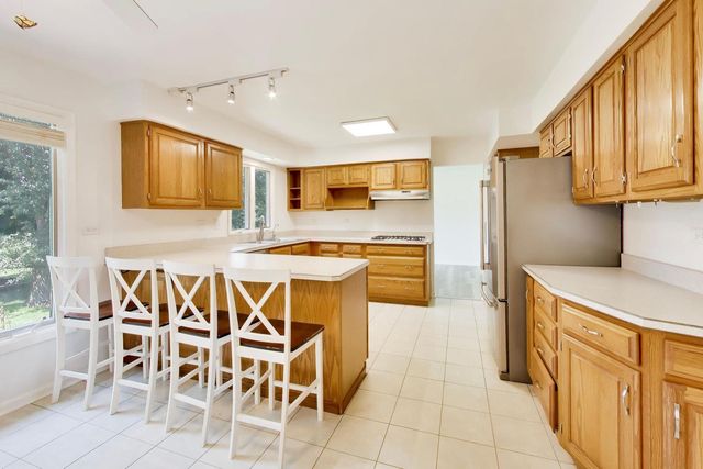 10S324 Hampshire Lane, Willowbrook, IL 60527