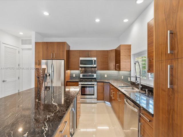 3510 NE 17th Ave, Oakland Park, FL 33334