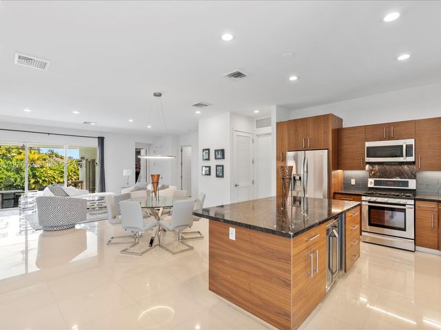 3510 NE 17th Ave, Oakland Park, FL 33334