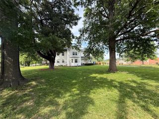 1900 NE 65th Street, Gladstone, MO 64118