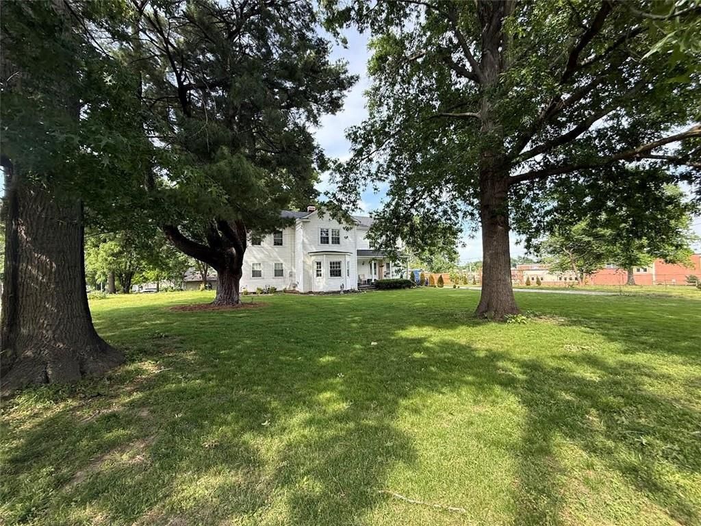 1900 NE 65th Street, Gladstone, MO 64118