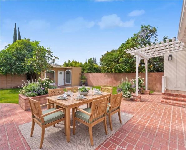 17008 Hartland St, Lake Balboa, CA 91406