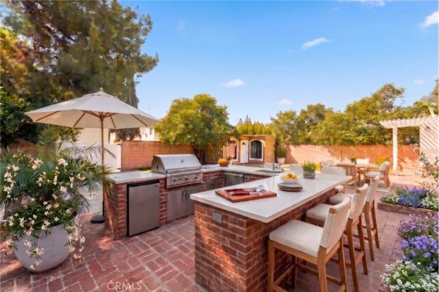 17008 Hartland St, Lake Balboa, CA 91406