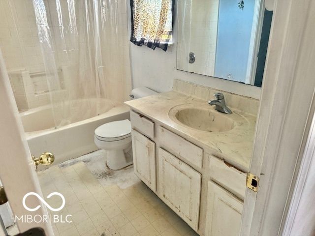 5401 Chestnut Woods Drive, Indianapolis, IN 46224