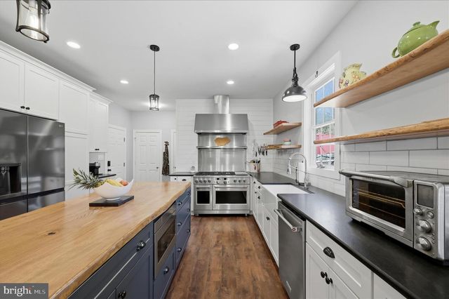 220 HERMITAGE BLVD, Berryville, VA 22611