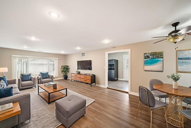 7949 Newland Avenue, Burbank, IL 60459