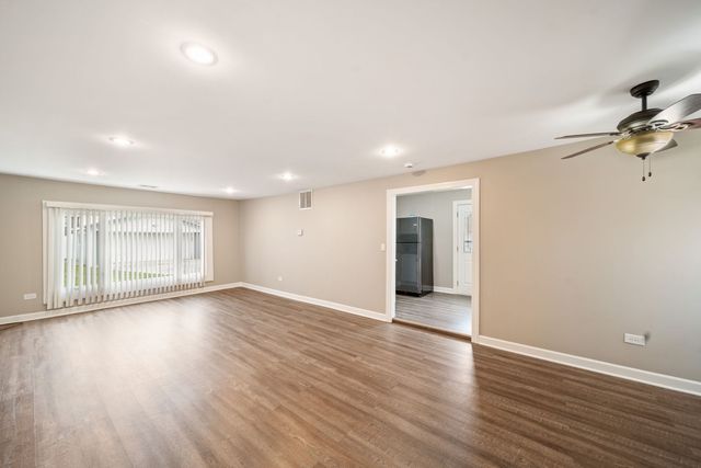 7949 Newland Avenue, Burbank, IL 60459