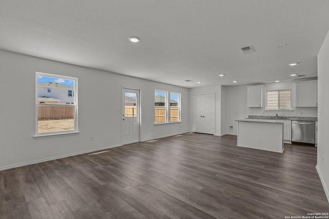 4053 BERMUDA LN, Seguin, TX 78155