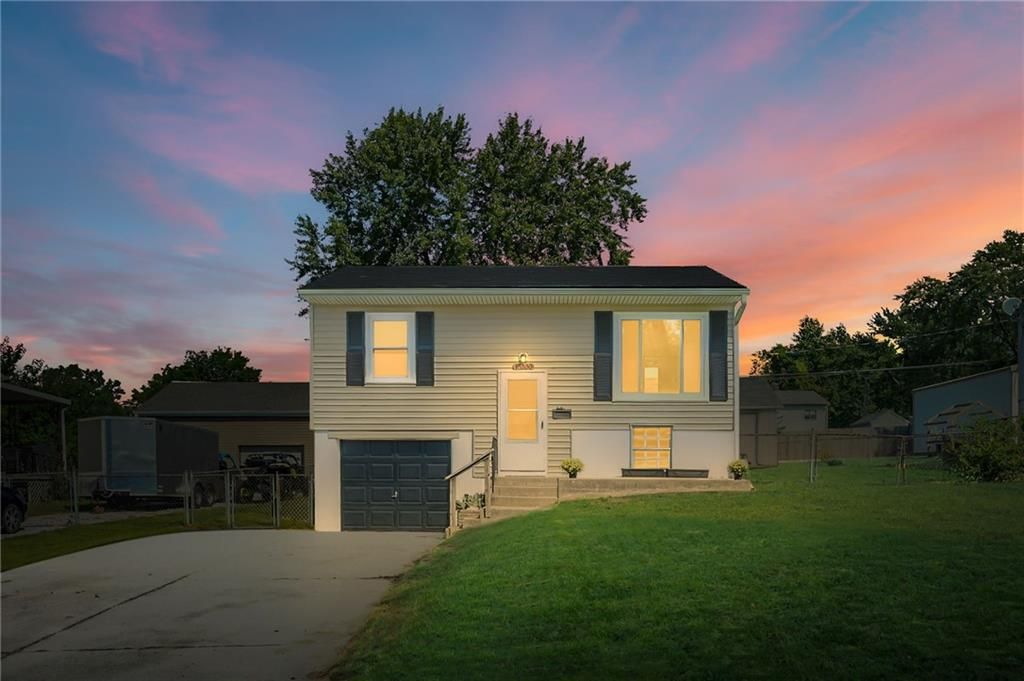 18100 E Shoshone Drive, Independence, MO 64058
