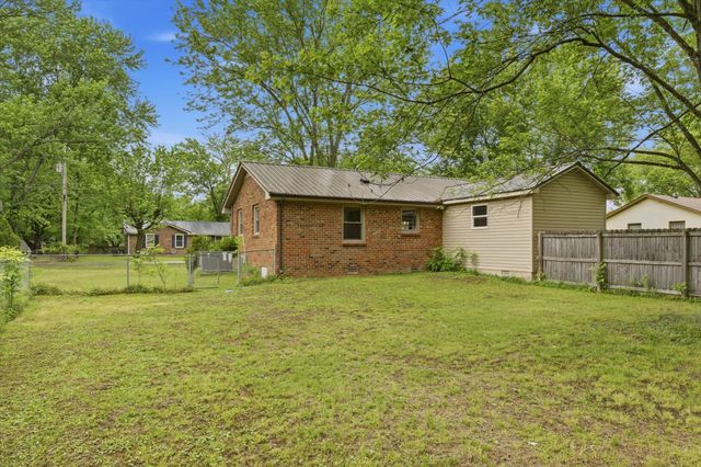 209 Green Acres Cir, Guthrie, KY 42234