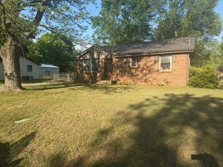 209 Green Acres Cir, Guthrie, KY 42234