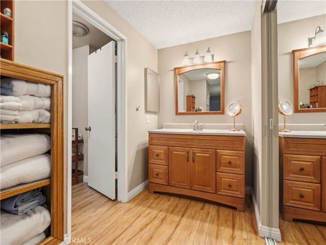 19401 Oak Crossing, Newhall, CA 91321