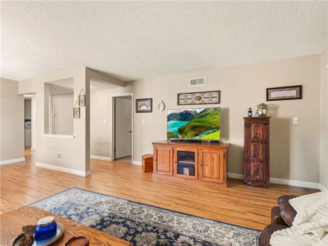 19401 Oak Crossing, Newhall, CA 91321