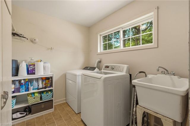 1019 Oakcrest Drive, Reidsville, NC 27320