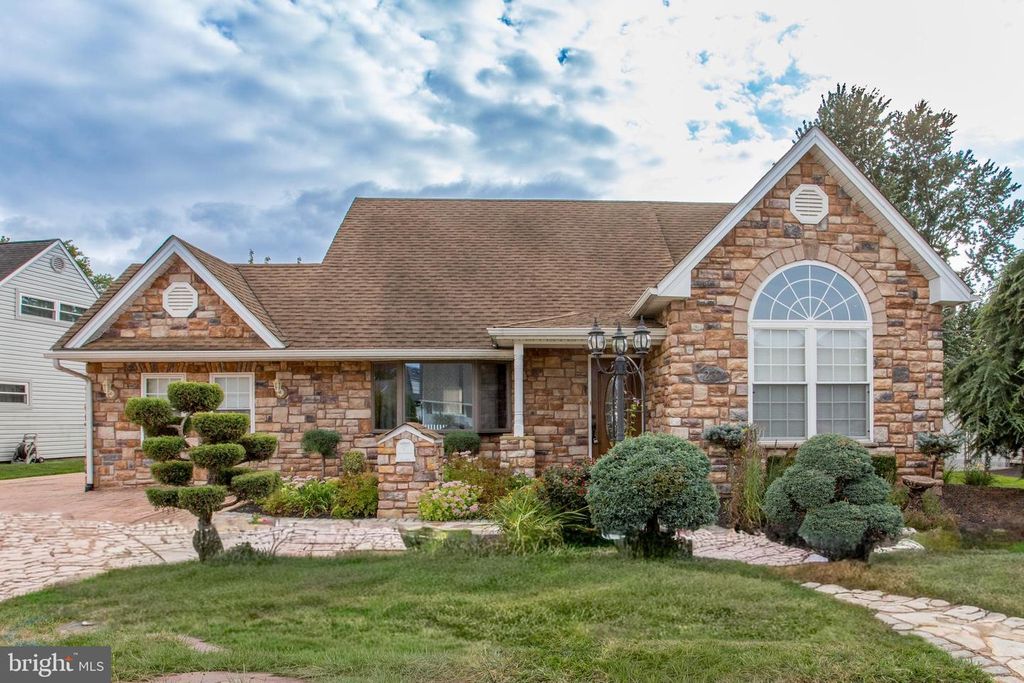 23 MISTY PINE RD, Levittown, PA 19056
