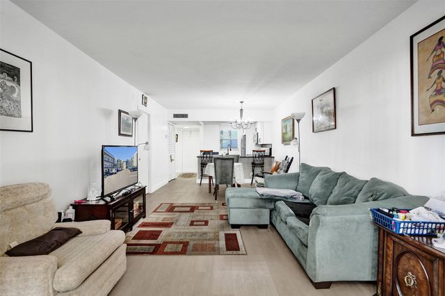 3120 Holiday Springs Boulevard 106, Margate, FL 33063