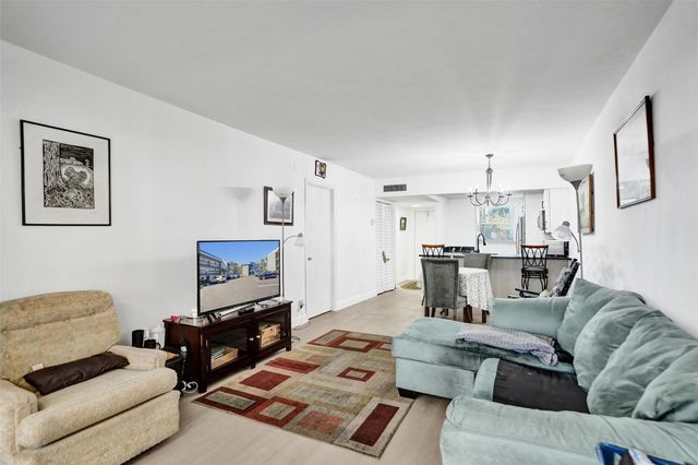 3120 Holiday Springs Boulevard 106, Margate, FL 33063