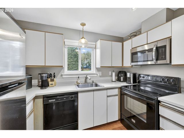 4970 S Landing Dr 304, Portland, OR 97239