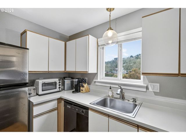 4970 S Landing Dr 304, Portland, OR 97239