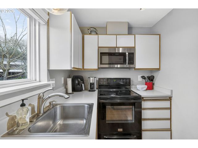 4970 S Landing Dr 304, Portland, OR 97239