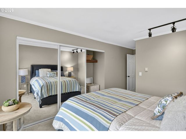 4970 S Landing Dr 304, Portland, OR 97239