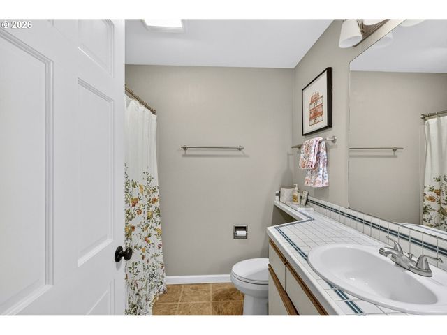 4970 S Landing Dr 304, Portland, OR 97239