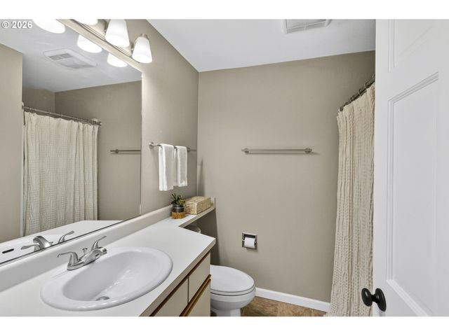 4970 S Landing Dr 304, Portland, OR 97239